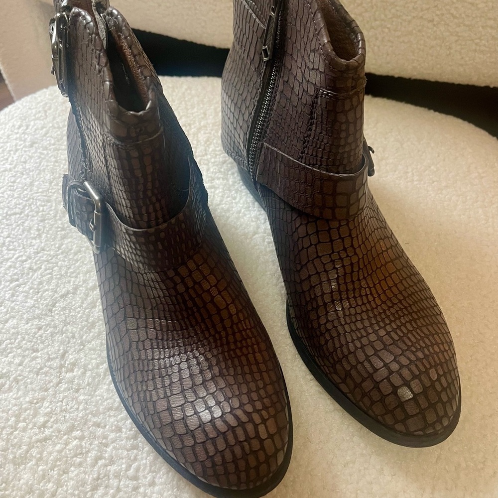 Donald J Pliner NWT size 8.5
New in box Charcoal Vinyage Python booties